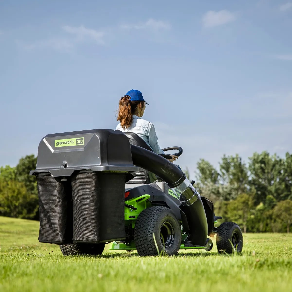 картинка Травосборник для садовых трактора и райдера Greenworks картинка Травосборник для садовых трактора и райдера Greenworks