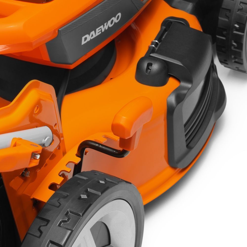 картинка Аккумуляторная газонокосилка DAEWOO DLM 5042Li SET картинка Аккумуляторная газонокосилка DAEWOO DLM 5042Li SET